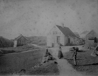 Et av de mest kjente billeder av hovedbruket Garen. Billede fra 1885 viser gårdbrukerne Amund og Inga Amundsen. På steinen til venstre Tobine Knutsdatter Torgersen, tjenestejente.
