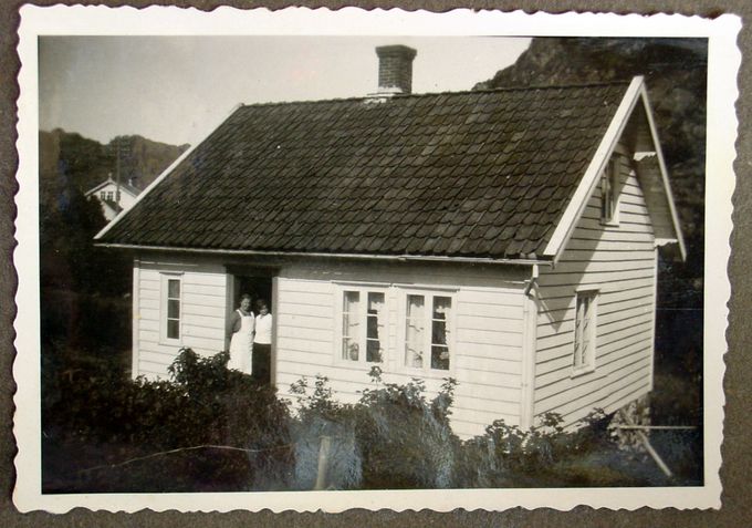 Okjen 53, ca. 1930. I døren formentlig tante Helene og min mor, Inga.