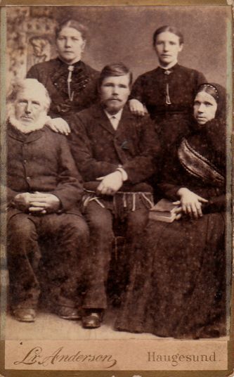 Sittende fra venstre: Knut Torgersen, Mathias, Anna Olsdatter. Stående bak: Anna Tobine, Marta Gurine
