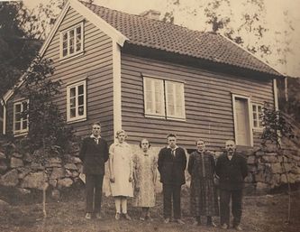 Familien i Kobbedalen på Mækjebakken i 1925.
Lars, Magda, Marie Dorthea, Arne, Maren Margrethe og Erik Pettersen (foto Ole Bentson)