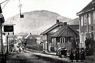 Storgaten i Lillehammer 1860. Kjøpmann Larsens gård til høyre *)